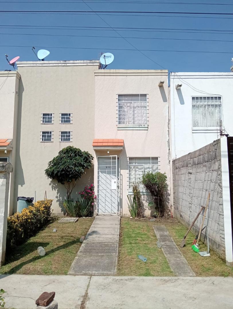   SE VENDE BONITA CASA AMPLIADA  SOBRE CALLE APTA PARA NEGOCIO EN EX-HACIENDA DE GUADALUPE TLAPALA